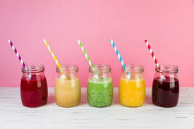 Smoothie banane, lait végétal et CBD dans un verre